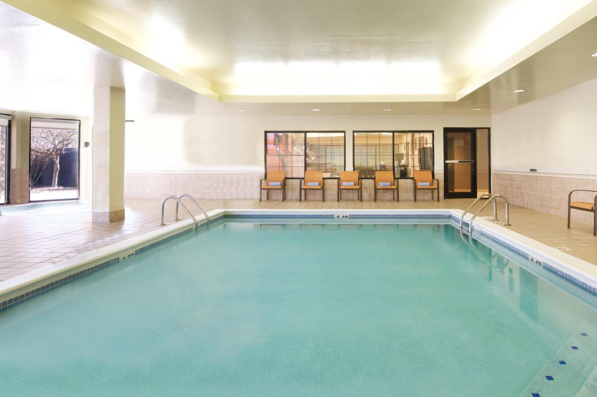 Country Inn & Suites By Radisson, Columbus-Edinburgh Экстерьер фото